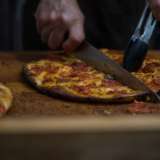 Il panificio, dotato di forno elettrico, � noto per la sua focaccia sottile e pi� piccola rispetto alla media
